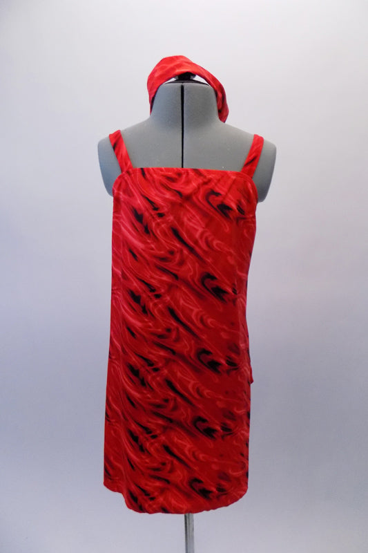 Red and black patterned tunic dress is simple yet makes a bold statement. Comes with separate black bottom and matching headband. Front