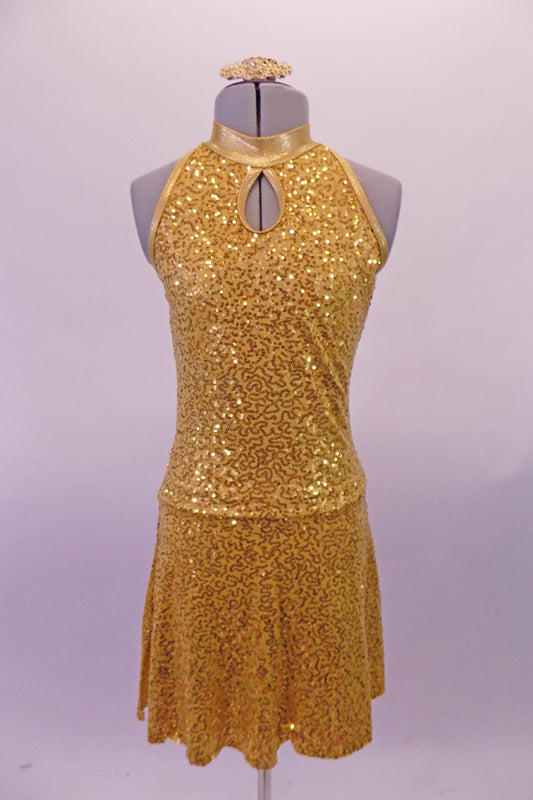 The simple but elegant gold fully sequined halter dress had a peekaboo hole at the front below the collar band. The circle skirt is a knee length and flows nicely. Comes with a gold hair accessory. Front